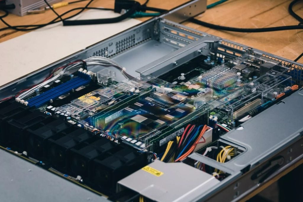 تستخدم UltaHost فقط أجهزة عالية الجودة وذات علامة تجارية معروفة من الشركات المصنعة الشهيرة عند إنشاء خوادمها.