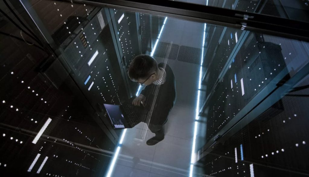 تستعين شركة UltaHost بخبراء من الطراز الأول لتحقيق إنجازات رائعة. تضمن لك شركة UltaHost استمرارية عمل الخادم بفضل مديري الخادم المتميزين في مركز البيانات الألماني.