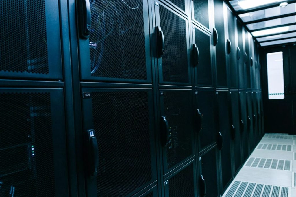 تم تجهيز مراكز البيانات الألمانية التابعة لشركة UltaHost بتكنولوجيا متطورة توفر وقت تشغيل لا تشوبه شائبة واتصالاً سريعًا.
